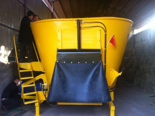 Tam Otomatik 4-8 ​​M3 Dikey İnek Yemi TMR Karıştırma Makinesi Sarı Kırmızı Renk